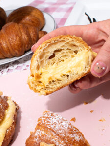 Croissant de crema pastelera casera de vainilla natural