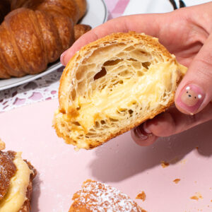 Croissant de crema pastelera casera de vainilla natural